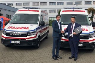 13 ambulansów MAN TGE przekazanych Warszawie